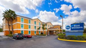 un hôtel avec le meilleur panneau ouest en face d'un parking dans l'établissement Best Western Wesley Chapel, à Wesley Chapel