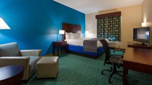 ein Hotelzimmer mit einem Bett und einem TV in der Unterkunft Best Western Wesley Chapel in Wesley Chapel