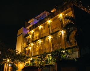克罗柏坎德瓦巴厘岛公寓式酒店的夜间侧面有灯光的建筑物