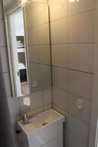 a bathroom with a sink and a mirror at Rönnås in Tvååker