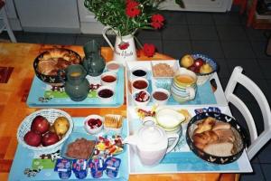 une table recouverte de assiettes de nourriture dans l'établissement Gite Hôtel chambre d' hôtes et roulottes et du Ternois, à Saint-Pol-sur-Ternoise