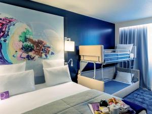 a room with a bed and a bunk bed at Mercure Toulouse Centre Saint-Georges in Toulouse