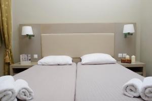 Una cama o camas en una habitación de Diogenis Hotel