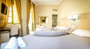 Una cama o camas en una habitación de Diogenis Hotel