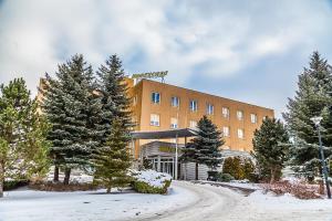 博加蒂尼亞的住宿－Hotel Rychło，雪中一座建筑,前面有树木