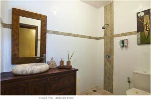 ein Badezimmer mit Waschbecken und Spiegel in der Unterkunft 2BR Villa Senin - Minggu Villas Seminyak in Seminyak + 5 Fotos