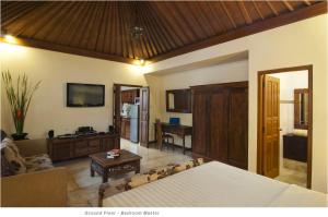 ein Wohnzimmer mit einem Bett und einer Couch in der Unterkunft 2BR Villa Senin - Minggu Villas Seminyak in Seminyak