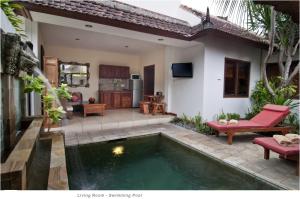Der Swimmingpool an oder in der Nähe von 2BR Villa Senin - Minggu Villas Seminyak