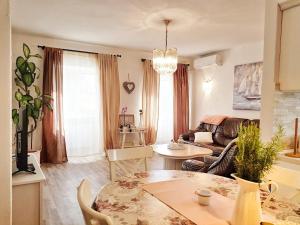 een woonkamer met een bank en een tafel bij Rijeka holiday home in Krasica