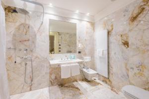 a bathroom with a sink and a shower and a toilet at Hotel Ai Cavalieri di Venezia in Venice