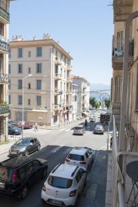 uma rua da cidade com carros estacionados na rua em Hotel du Palais em Ajaccio