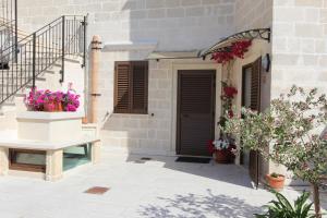 a courtyard of a house with flowers in pots at Residence Borgo Antico in Diso