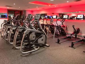 Fitness centrum a/nebo fitness zařízení v ubytování The Connacht Hotel