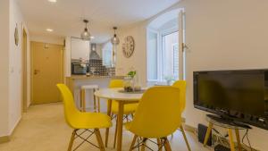 une salle à manger avec une table et des chaises jaunes dans l'établissement apartment Ivo, à Split