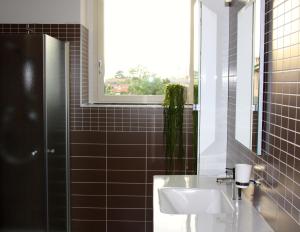 een badkamer met een wastafel en een raam bij Gilda e Vesuvio in Bergamo