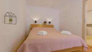 - une chambre avec un lit et 2 serviettes dans l'établissement apartment Ivo, à Split