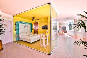 Un pat sau paturi într-o cameră la Paradiso Ibiza Art Hotel - Adults Only