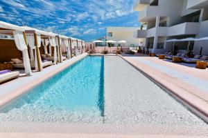 basen z krzesłami i hotel w obiekcie Paradiso Ibiza Art Hotel - Adults Only w mieście San Antonio Bay