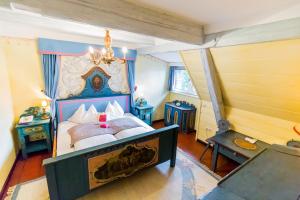 Postel nebo postele na pokoji v ubytování Hotel Schloss Leonstain