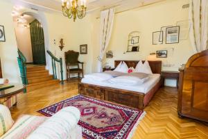 Postel nebo postele na pokoji v ubytování Hotel Schloss Leonstain