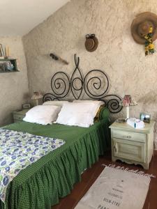 sypialnia z łóżkiem i stołem z stolikiem nocnym w obiekcie Maison de village en Provence w mieście Baudinard