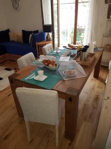 - une table en bois avec de la nourriture dans le salon dans l'établissement Chez Souka, à Carcassonne