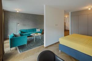 Postel nebo postele na pokoji v ubytování DD Suites Serviced Apartments