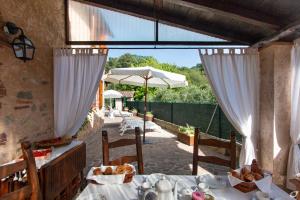 een eetkamer met een tafel met eten erop bij Casa Paola in Camaiore