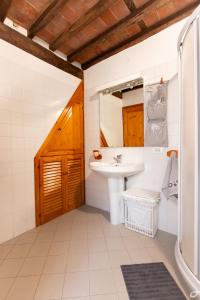un baño con lavabo y espejo en Casa Paola, en Camaiore