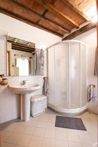 un baño con ducha y lavabo en Casa Paola, en Camaiore