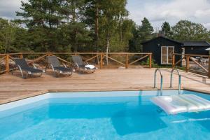 Djurhamn的住宿－Archipelago-house with pool, boat and bikes，相簿中的一張相片