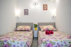 twee bedden naast elkaar in een slaapkamer bij Apartment D&T in Split