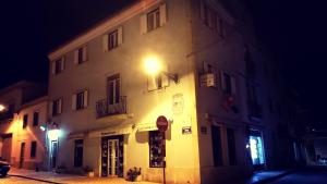 um edifício com uma luz de lado à noite em Rimavier Residence em Peniche