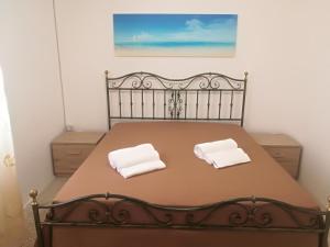 Un dormitorio con una cama con dos toallas blancas encima. en Villa Malese, en Porto Cesareo 14 fotos más