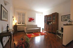un soggiorno con divano e tavolo di monforte view apartment a Monforte dʼAlba