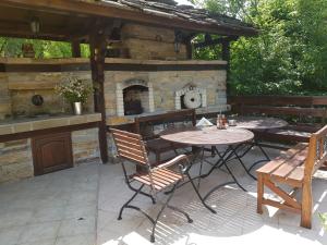 Popločano dvorište ili prostor na otvorenom u objektu Family Hotel Fedora