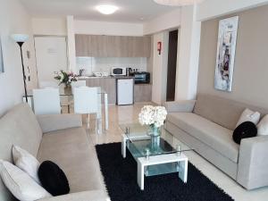 uma sala de estar com um sofá e uma mesa em Marianna Hotel Apartments em Limassol