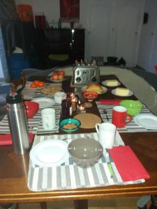 einen Tisch mit Teller mit Lebensmitteln darüber in der Unterkunft Chambres Zola in Nantes