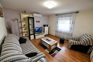 TV a/nebo společenská místnost v ubytování Holiday home Miramary