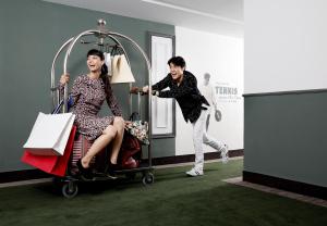 um homem e uma mulher sentados num carrinho de bagagem em Vince Hotel Pratunam em Bangkok