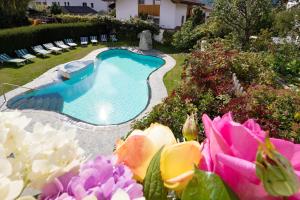 Vista sulla piscina di Hotel Stocknerhof o su una piscina nei dintorni