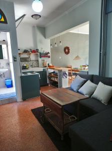 Гостиная зона в Mia's cozy flat in Ermou, 3 min from "Monastiraki"