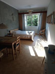 una camera con letto e tavolo e una sala da pranzo di Mia's cozy flat in Ermou, 3 min from "Monastiraki" ad Atene