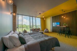 Uma TV ou centro de entretenimento em Urbihop Hotel