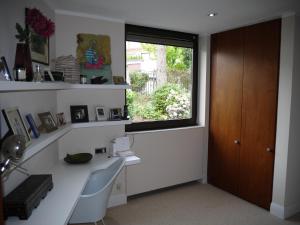 a office with a white desk and a window at Bergen Villa in Frankfurt