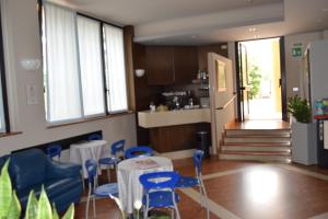 Kuchyňa alebo kuchynka v ubytovaní Hotel Roma