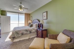 ein Schlafzimmer mit einem Bett, einem Sessel und einer Couch in der Unterkunft Majestic Beach Resort in Panama City Beach + 84 Fotos