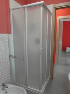 een douchecabine in een badkamer met een wastafel bij "El Fiù" in Agliano Terme