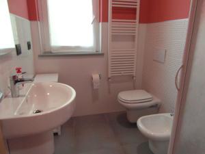 een badkamer met een witte wastafel en een toilet bij "El Fiù" in Agliano Terme