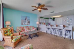 ein Wohnzimmer mit Couch und Bar in der Unterkunft Majestic Beach Resort in Panama City Beach
